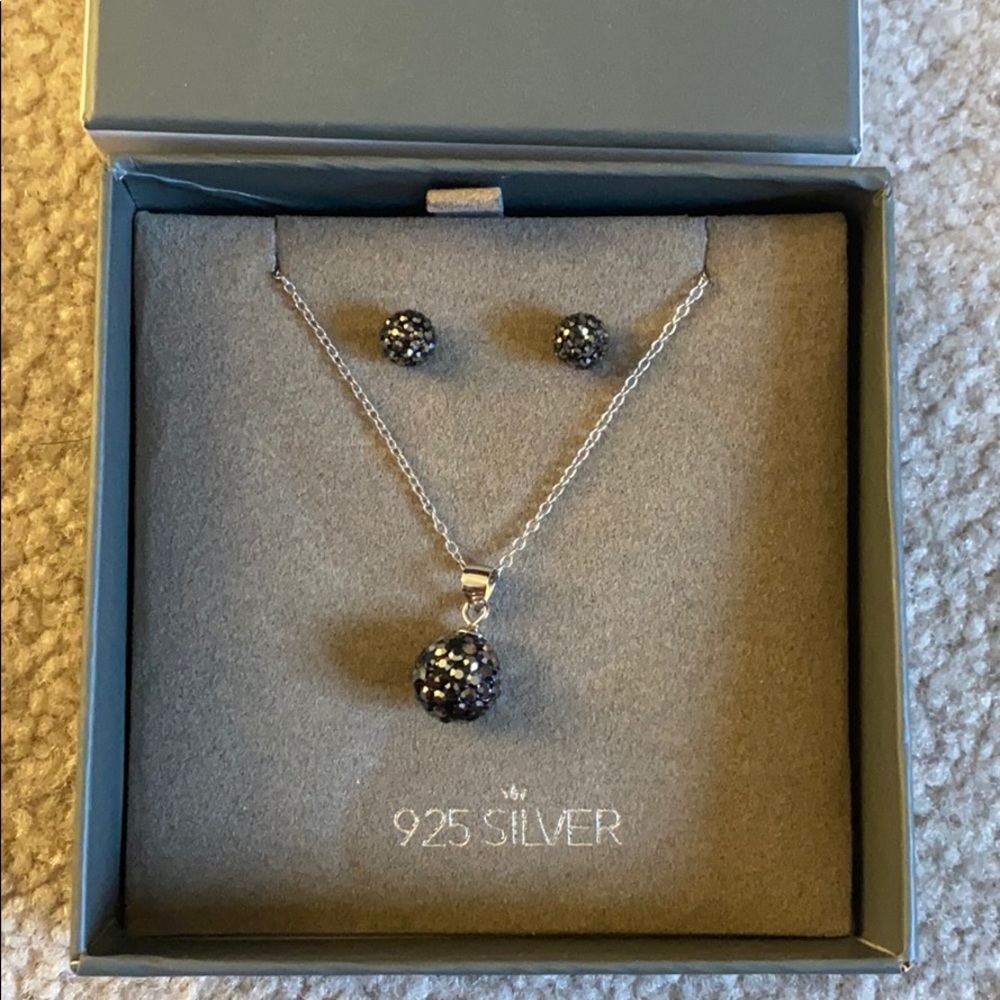 Earrings / necklace set